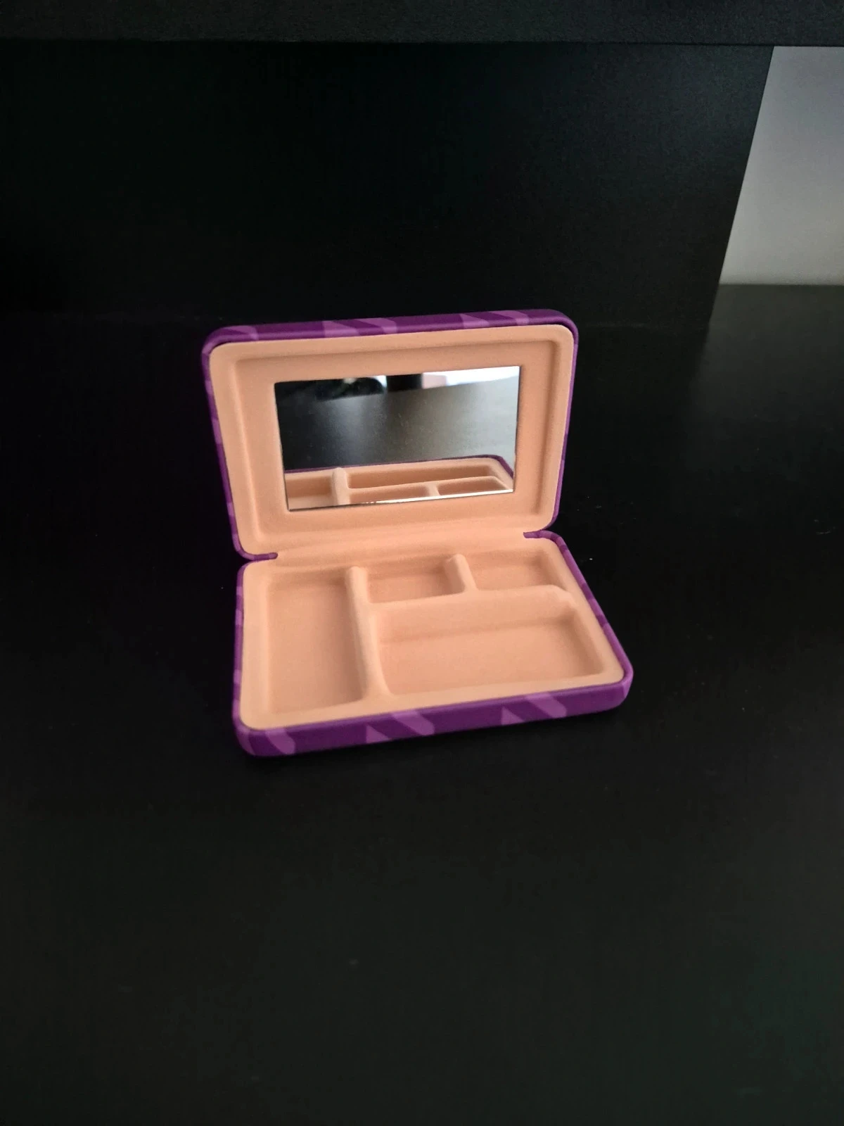 Boîte à bijoux mauve Derrière la porte